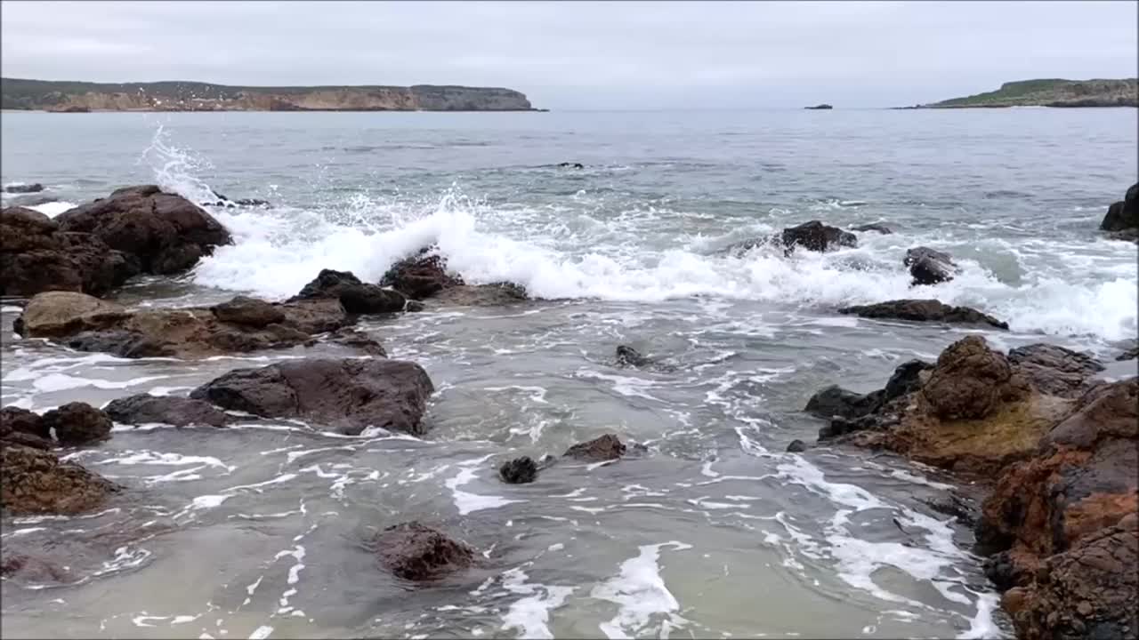 海浪拍打着海滩视频素材