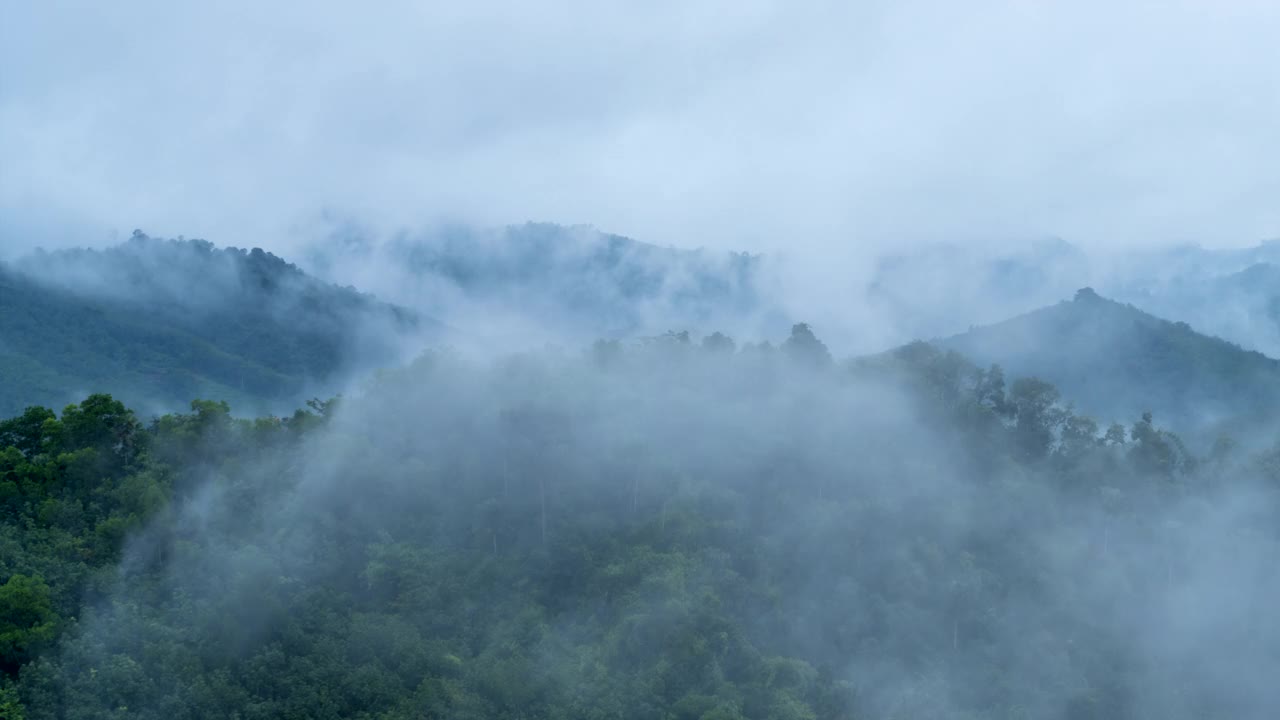 时隐时现的云在阴天的山上流动，在夏天的日出景象视频素材