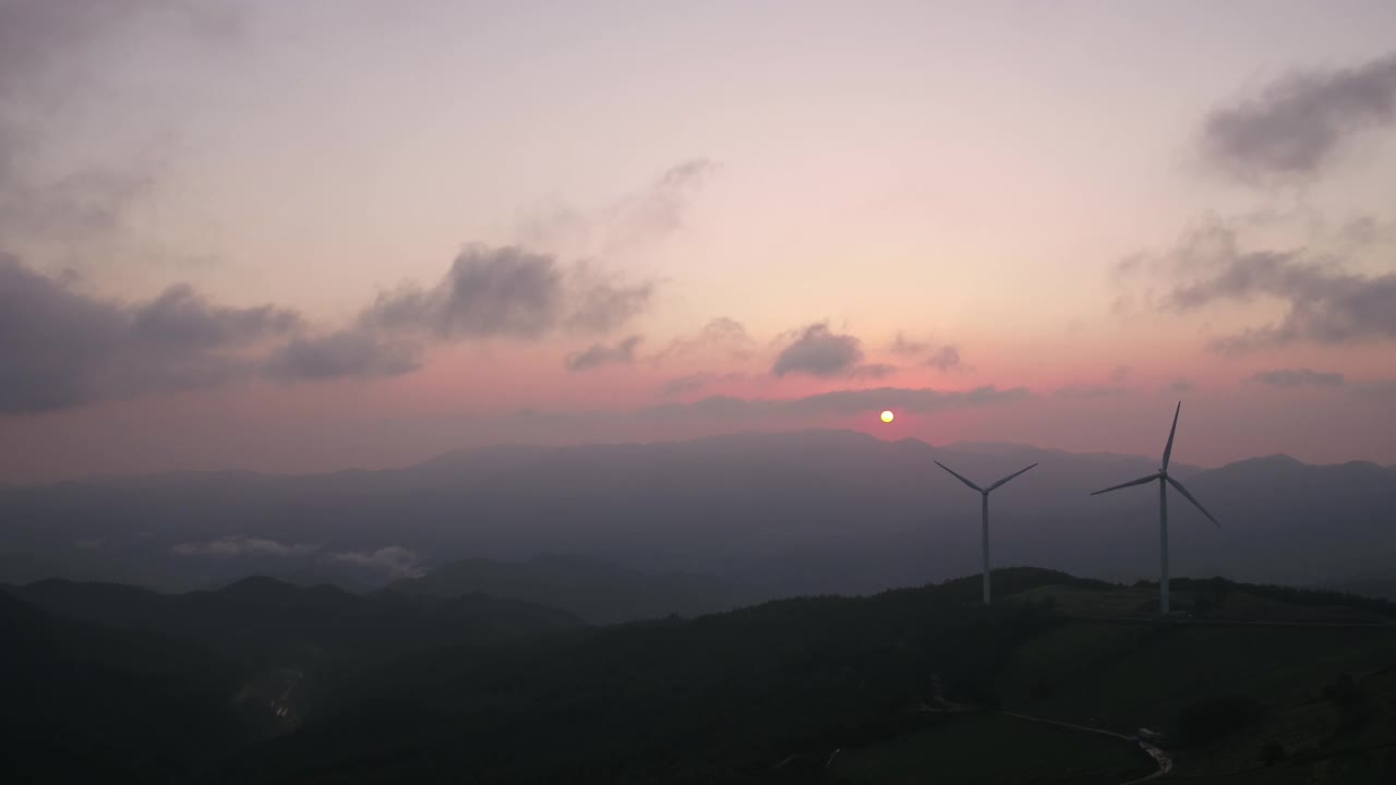 韩国江原道太白市昌中区风力发电机风山视频素材