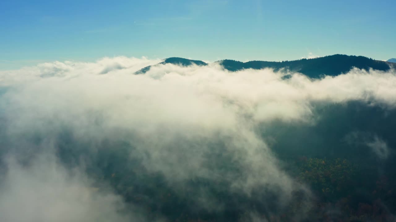 太阳晨云山谷空中雾自然视频素材