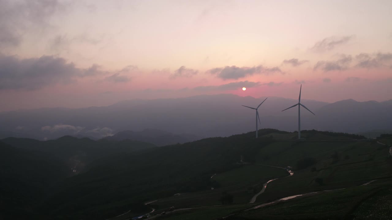 韩国江原道太白市昌中区风力发电机风山视频素材