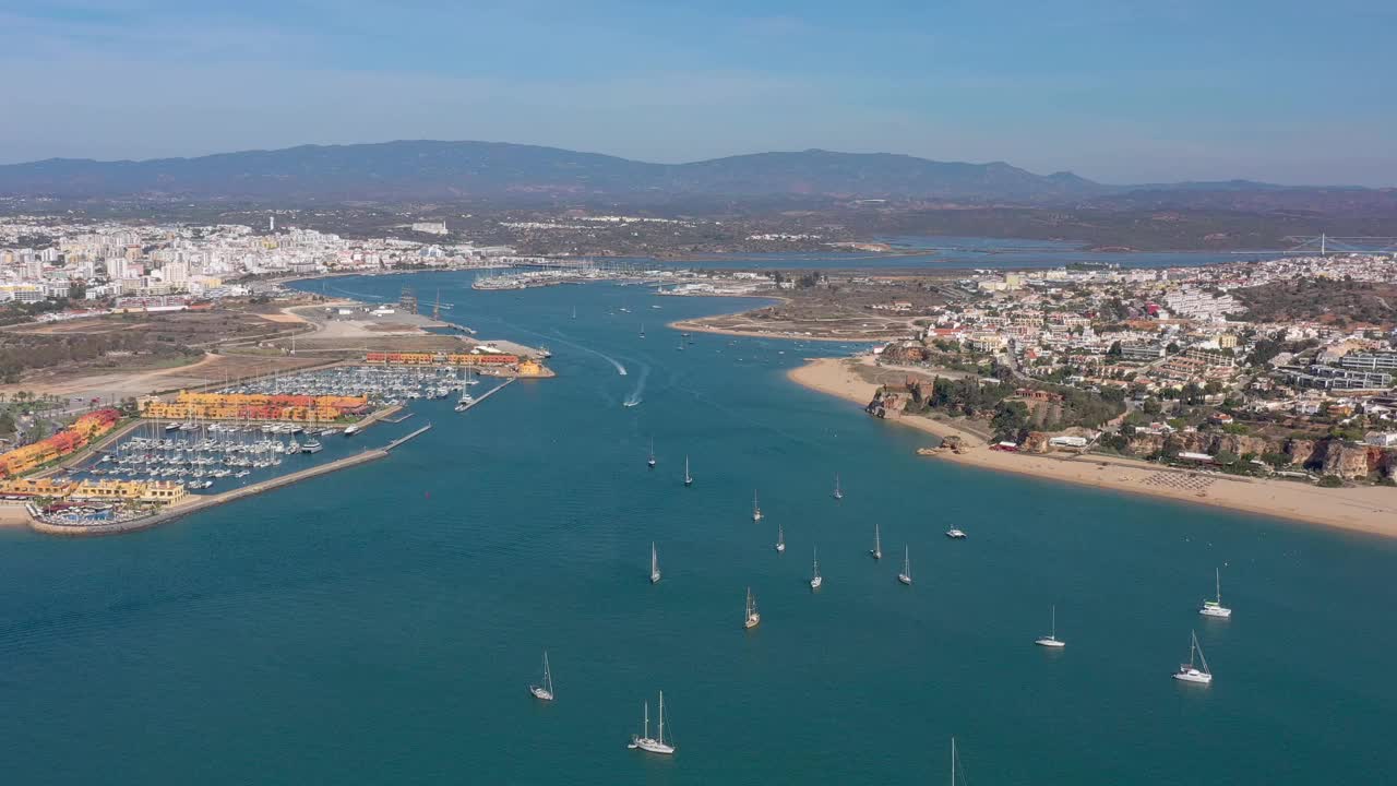 鸟瞰图的葡萄牙码头的海湾，在旅游小镇Portimao，游艇在前景和Monchique山。视频素材