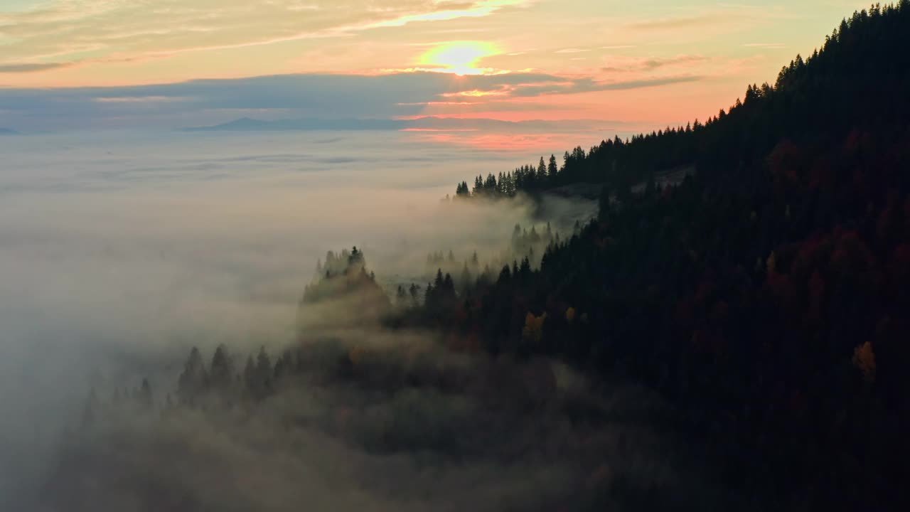 太阳晨云山谷空中雾自然视频素材