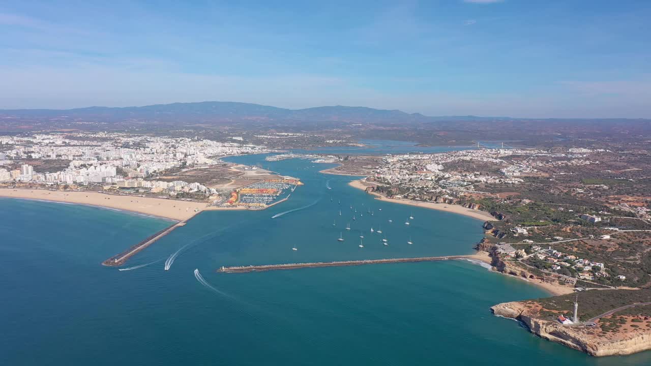 鸟瞰图的海湾的葡萄牙码头，在旅游小镇Portimao，防波堤和游艇在前景。视频素材