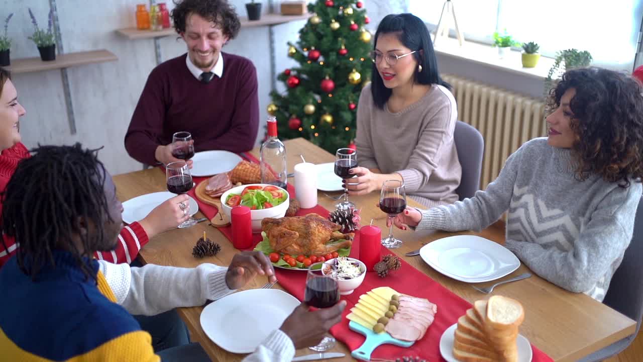 一群年轻的朋友庆祝新年视频素材