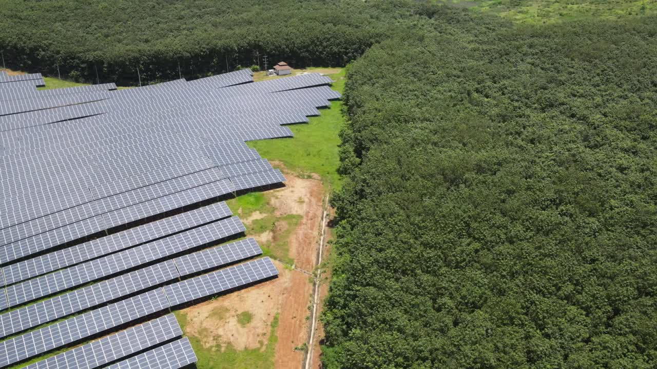 太阳能电池板鸟瞰图在电力工业。对环境可再生的绿色能源。太阳能替代能源的科学创新视频素材