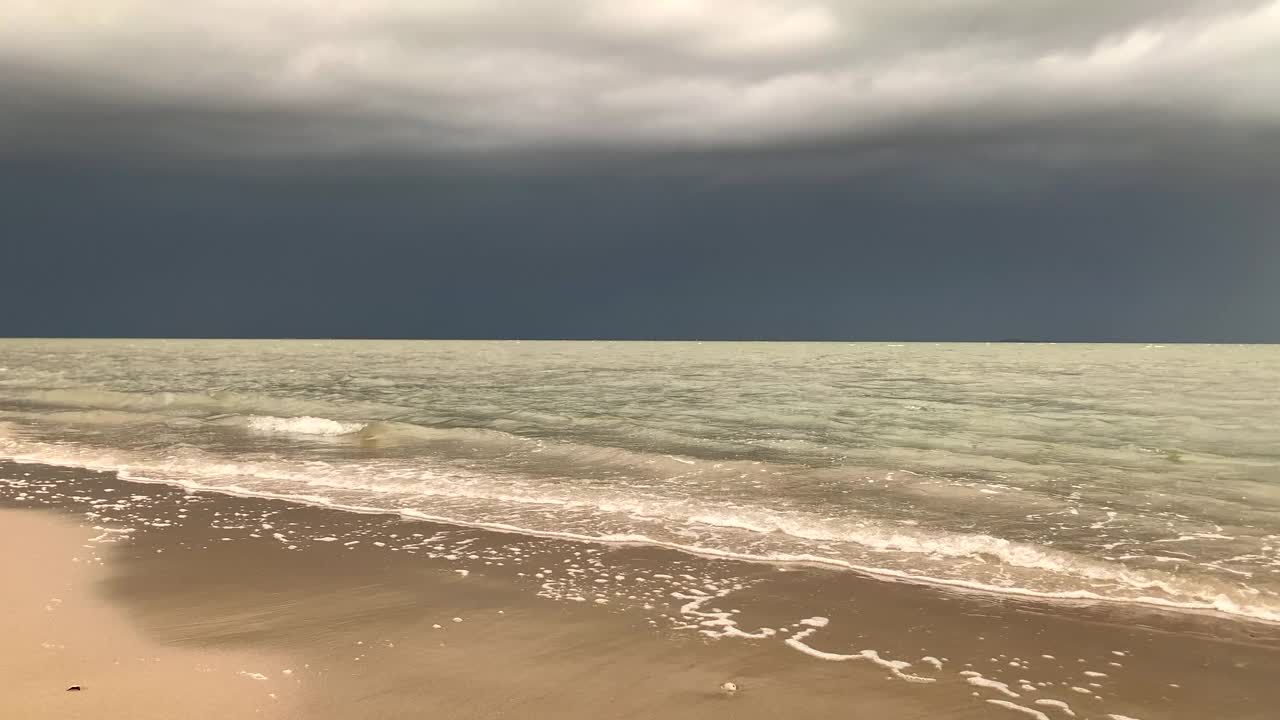 日出时，特塞尔岛海滩上的风暴云接近瓦登海视频素材