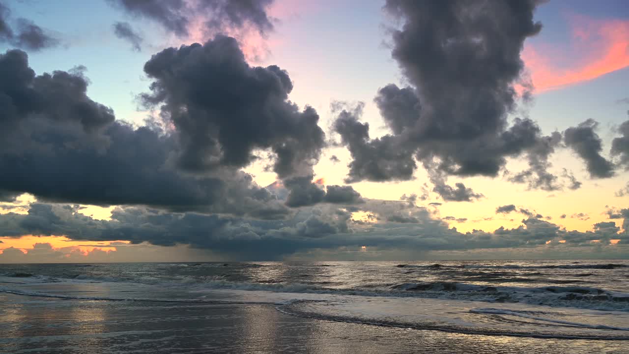 在荷兰瓦登西地区的特塞尔岛，秋日暴风雨后的北海海滩上的日落视频素材