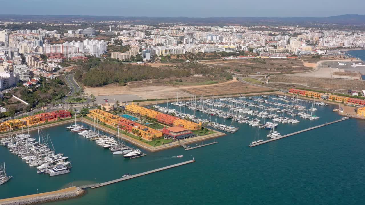 鸟瞰图葡萄牙滨海湾，在旅游小镇Portimao，游艇上的豪华游客。视频素材