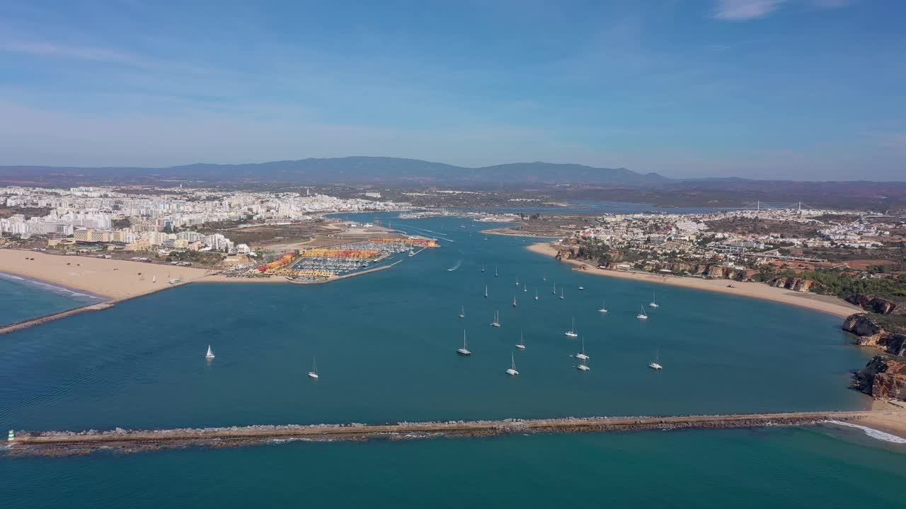 鸟瞰图的海湾的葡萄牙码头，在旅游小镇Portimao，防波堤和游艇在前景。视频素材