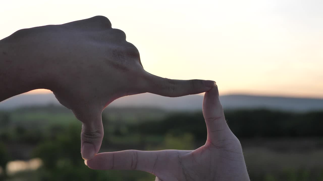 双手相框，女人的手随夕阳视频下载