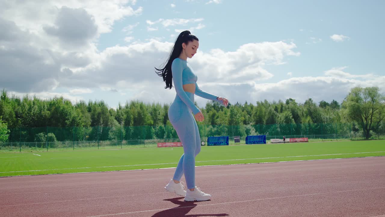 迷人的黑发女子跑步者休息后紧张的跑步锻炼训练有氧运动女运动员。健康的黑发妇女在体育馆内进行体能训练和体育活动。视频素材