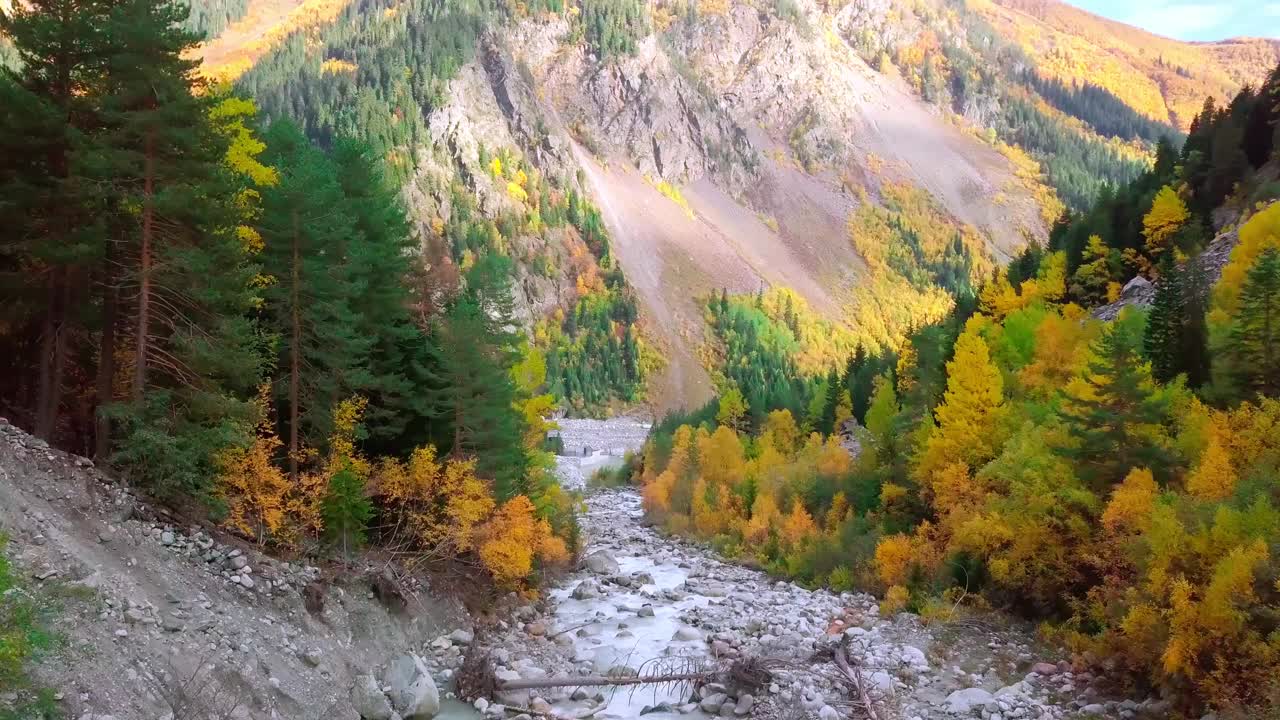 从无人机上拍摄，它飞过秋天湍急的山河。视频素材