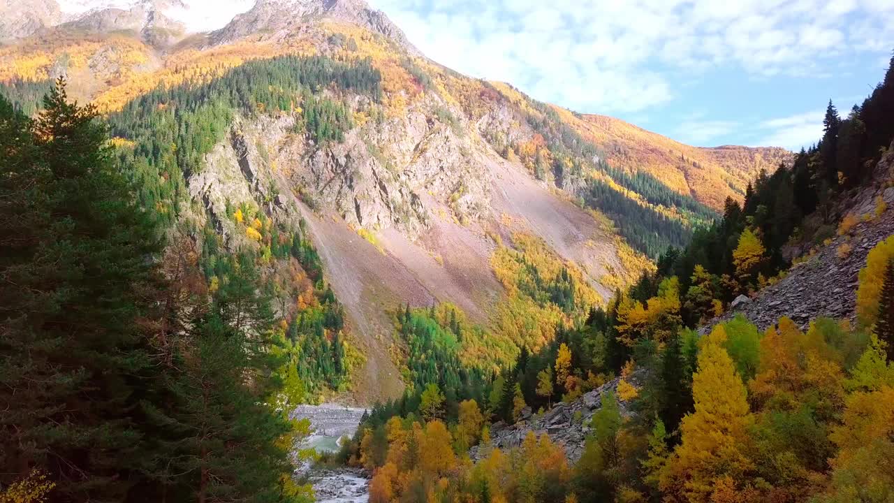 从无人机上拍摄，它飞过秋天湍急的山河。视频素材