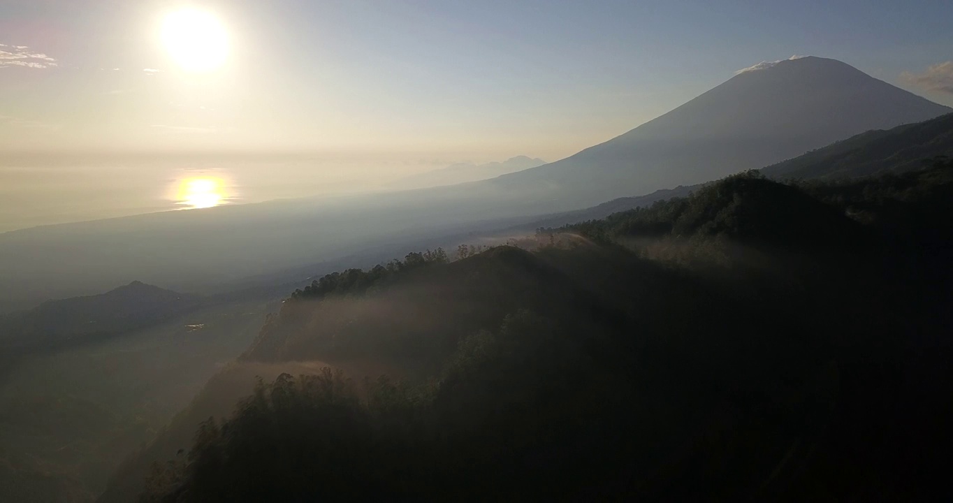 日出，山和海的景色/巴厘岛，印度尼西亚视频素材