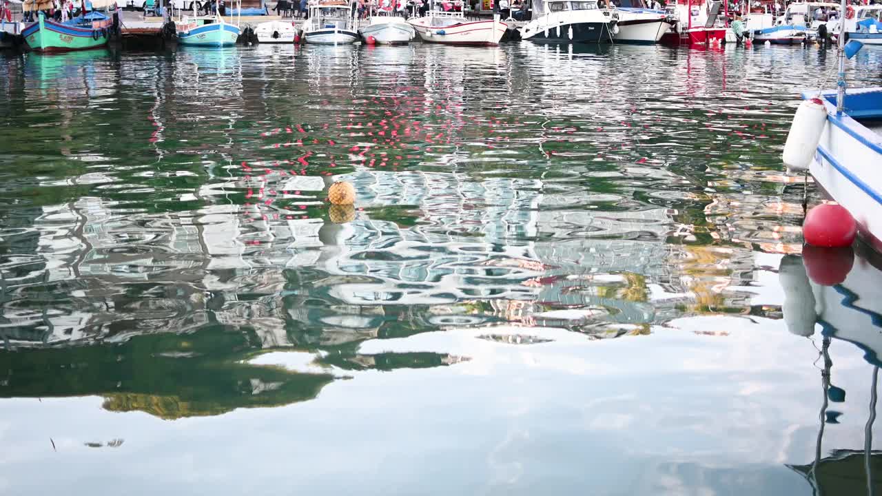 停泊在码头的渔船视频素材