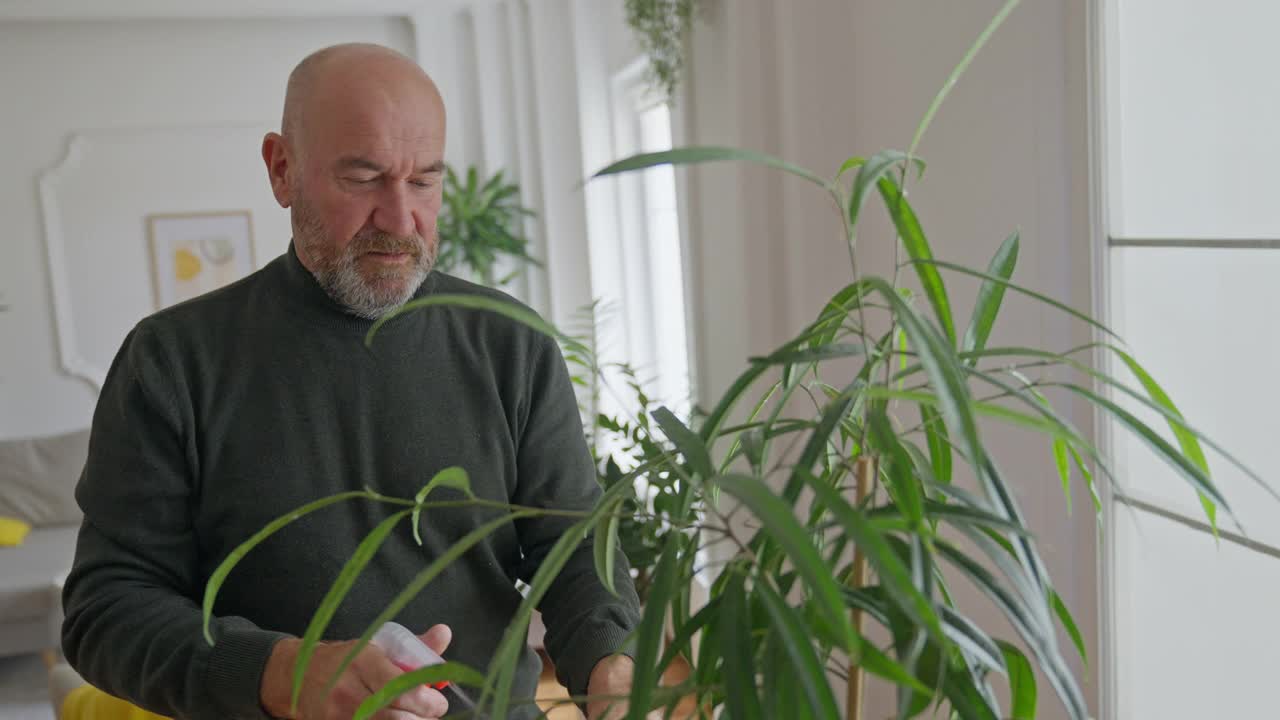 成熟男人培育植物视频素材