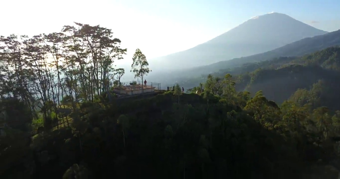 日出，山和海的景色/巴厘岛，印度尼西亚视频素材