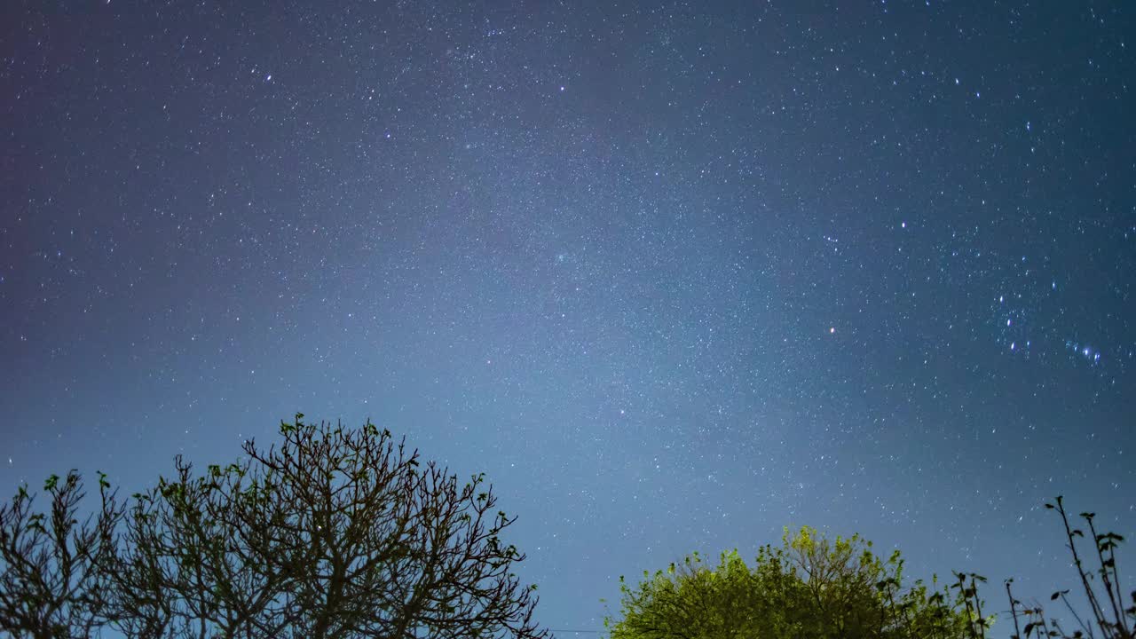 时间流逝，银河，空间，宇宙，天空，夜晚，天文学，宇宙，星系，自然，美丽，黑暗，天体摄影，背景，蓝色，户外，宇宙，夜景，银河，繁星，星座，科学，天文学，星星，星星，夜空，夜间摄影视频素材