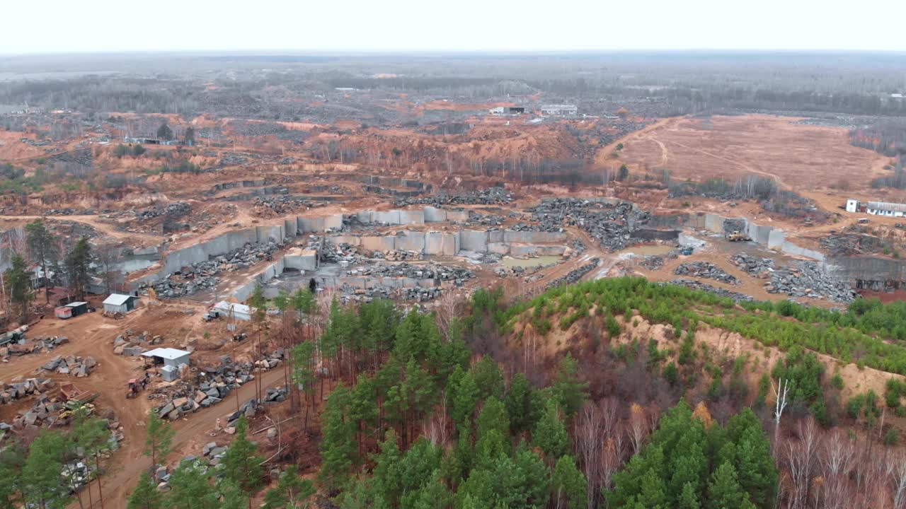 采石场的花岗岩墙。花岗岩坑。石矿业采石场。产业的概念视频素材