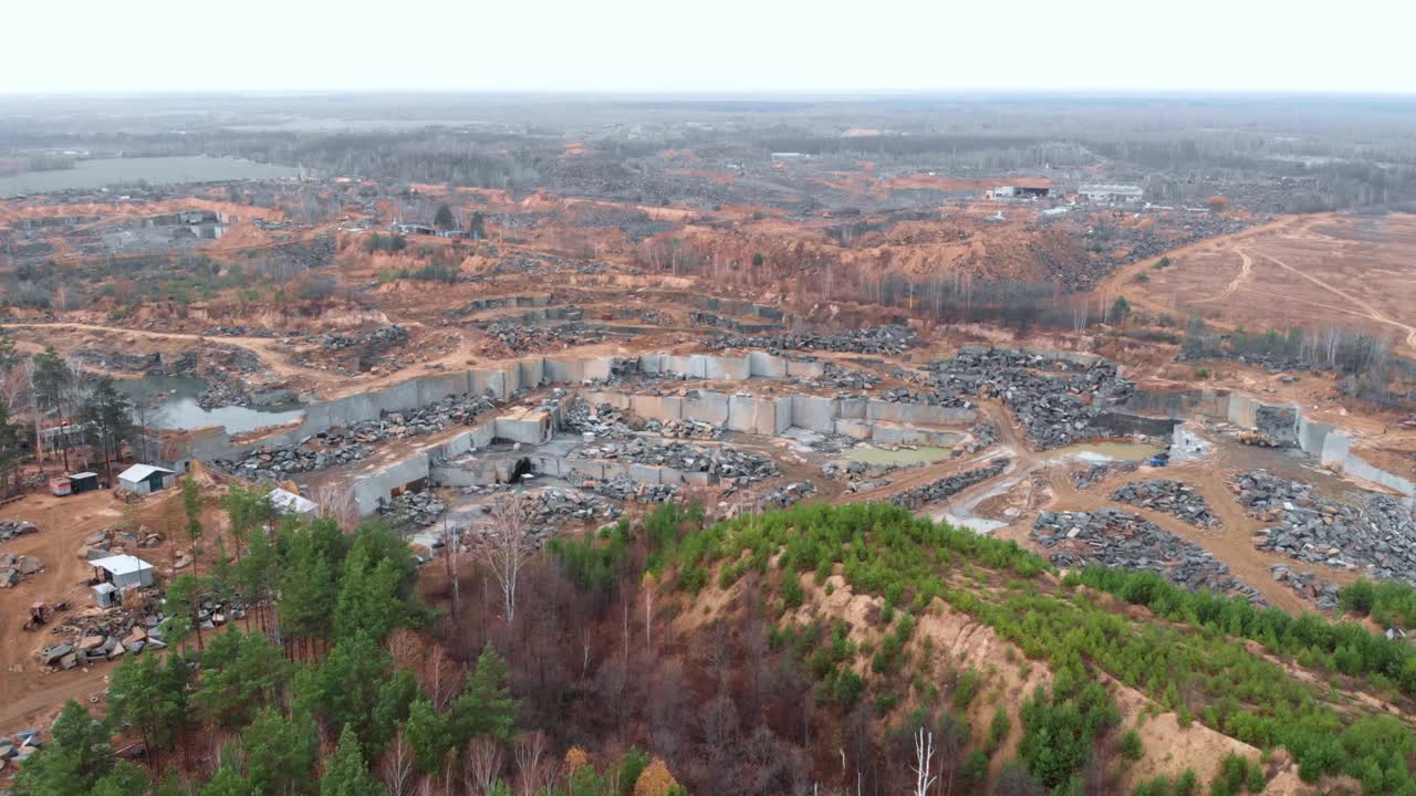 大型采石场。露天采矿采石。大理石采石场。矿业视频素材