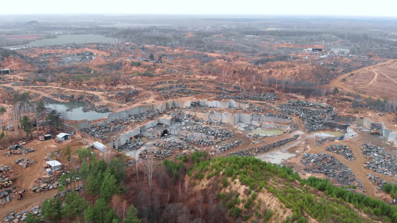 碎石挖掘。无人机拍摄的花岗岩采石场。旧的大理石采石场。煤炭和采矿业视频素材