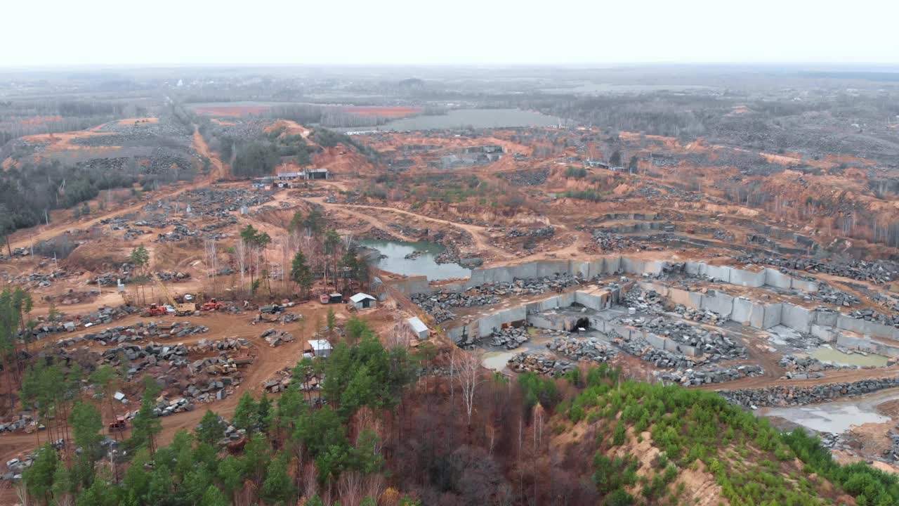 采石场开采行业。岩石提取。石开采。花岗岩采石场。露天采矿业视频素材