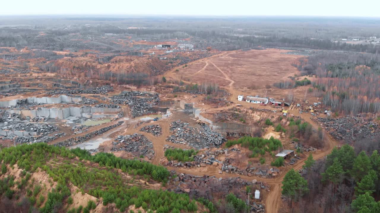 矿产资源的开发。铁矿山。石矿业。花岗岩采石场。采石场中有大量的大圆石视频素材