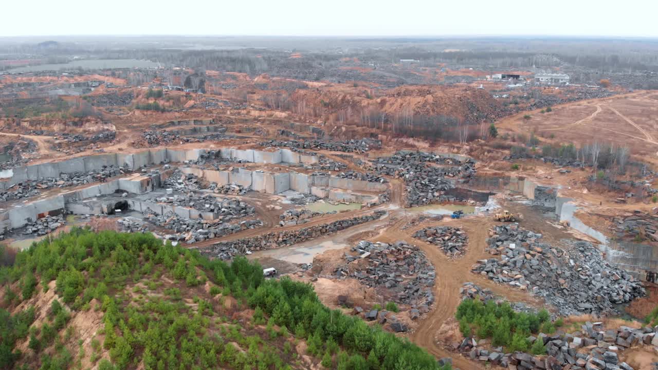 露天采矿行业。石头采石场。花岗岩矿山。铁花岗岩采石场。露天采石场视频素材