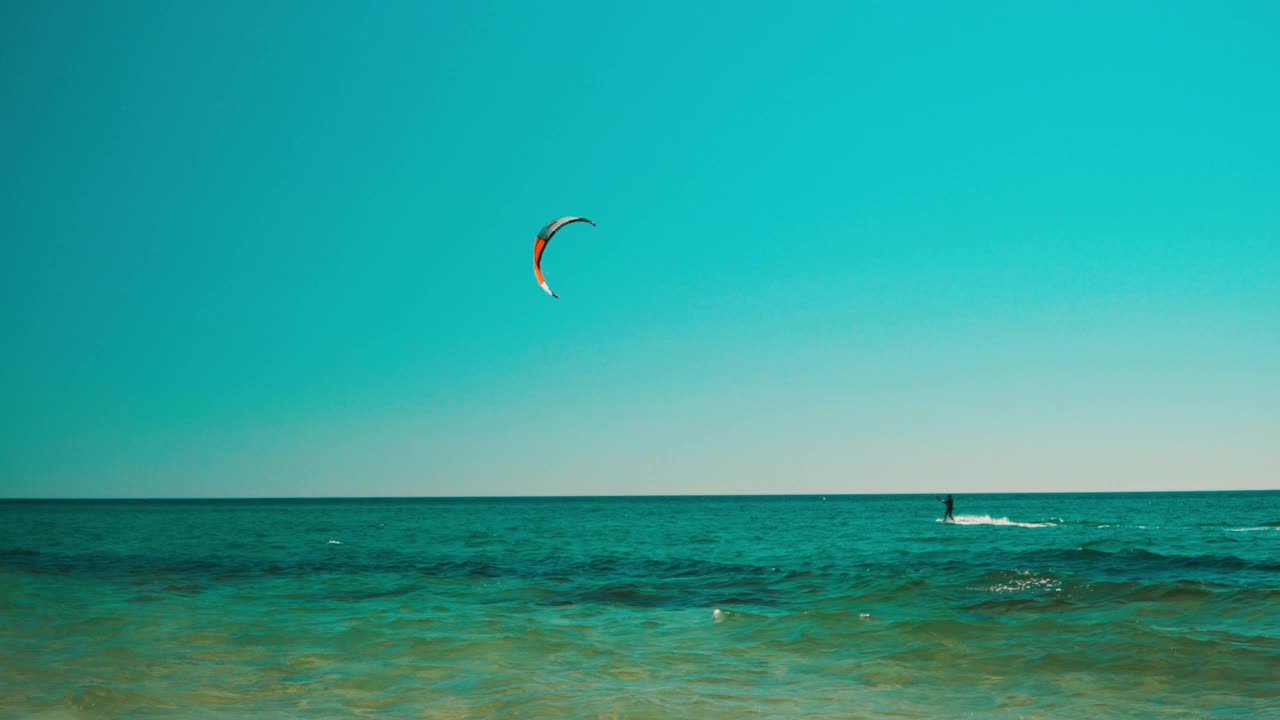 风筝冲浪者在海面上移动视频素材