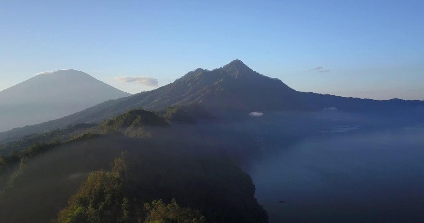 山和海的风景/巴厘岛，印度尼西亚视频素材