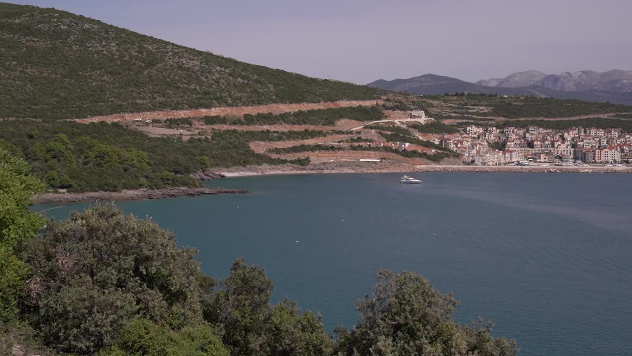 卢斯蒂卡湾的全景映衬在群山之中视频素材