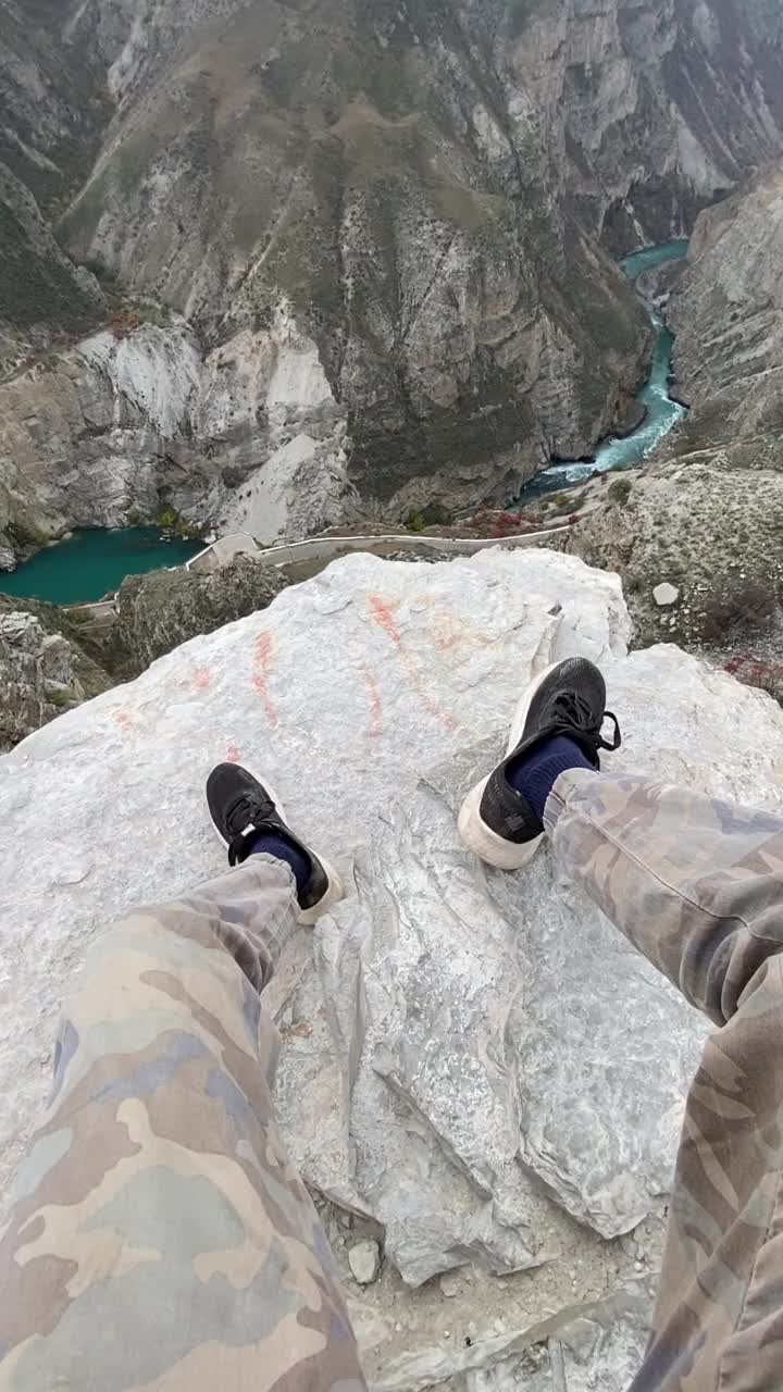 这是一个徒步旅行者在峡谷顶上的极限冒险，景色令人叹为观止。视频素材