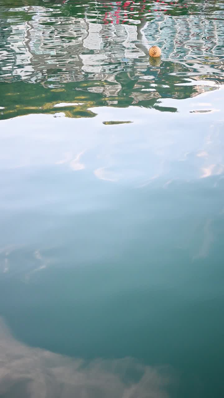 停泊在码头的渔船视频素材