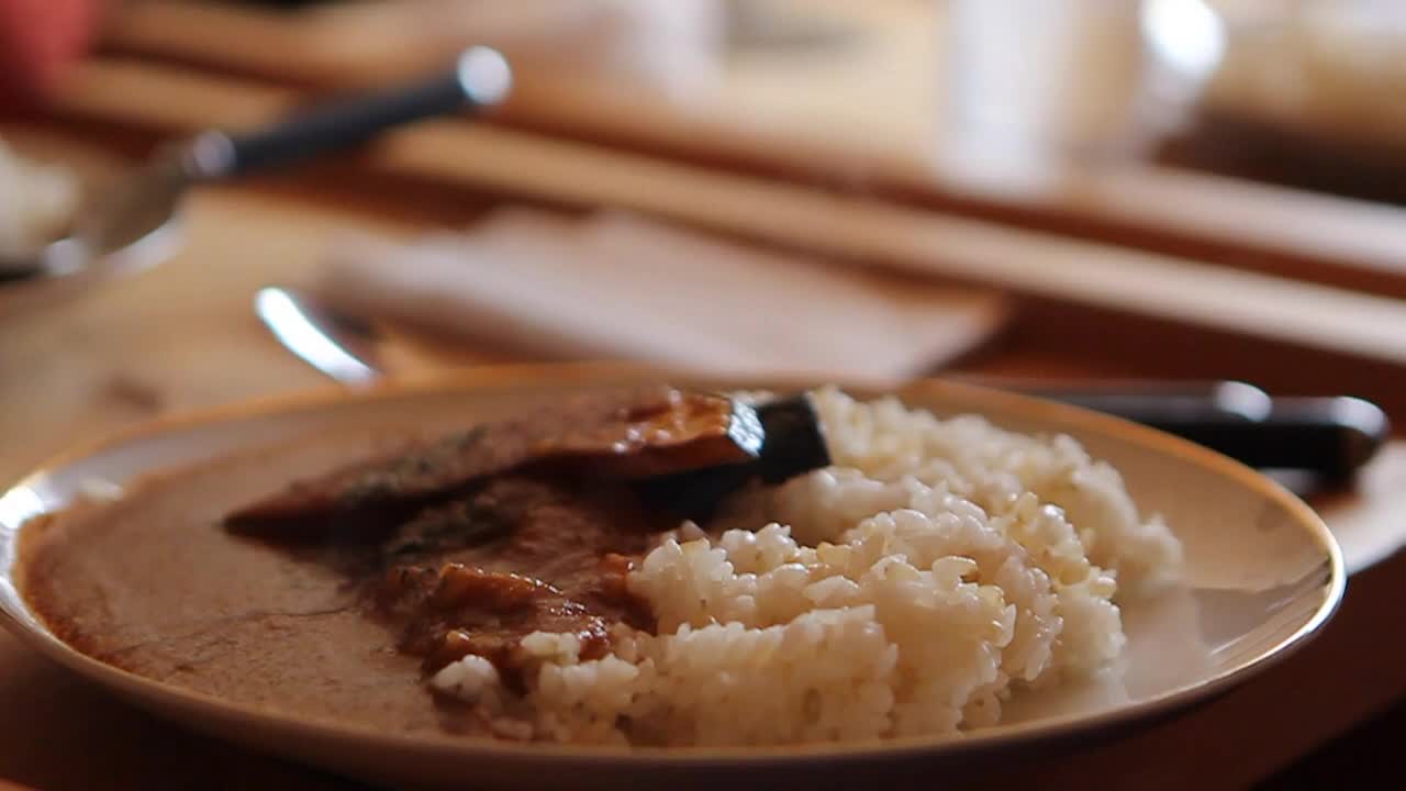 日本咖喱米饭-近距离/日本文化和食物视频素材