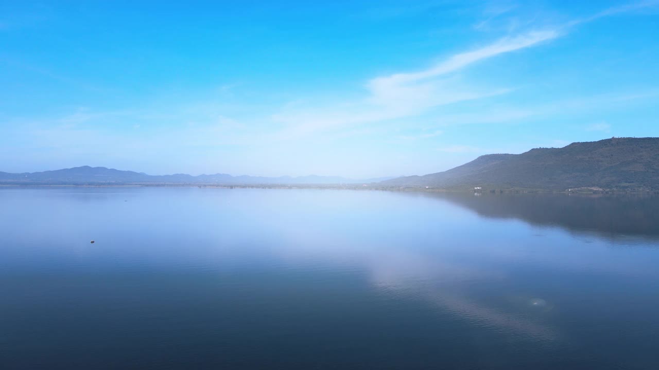 空中无人机超延时延时，美丽的山倒影在清澈的湖水和美丽的天空。视频下载