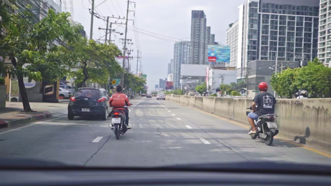 在曼谷市中心Ratchadapisek路开车。视频素材