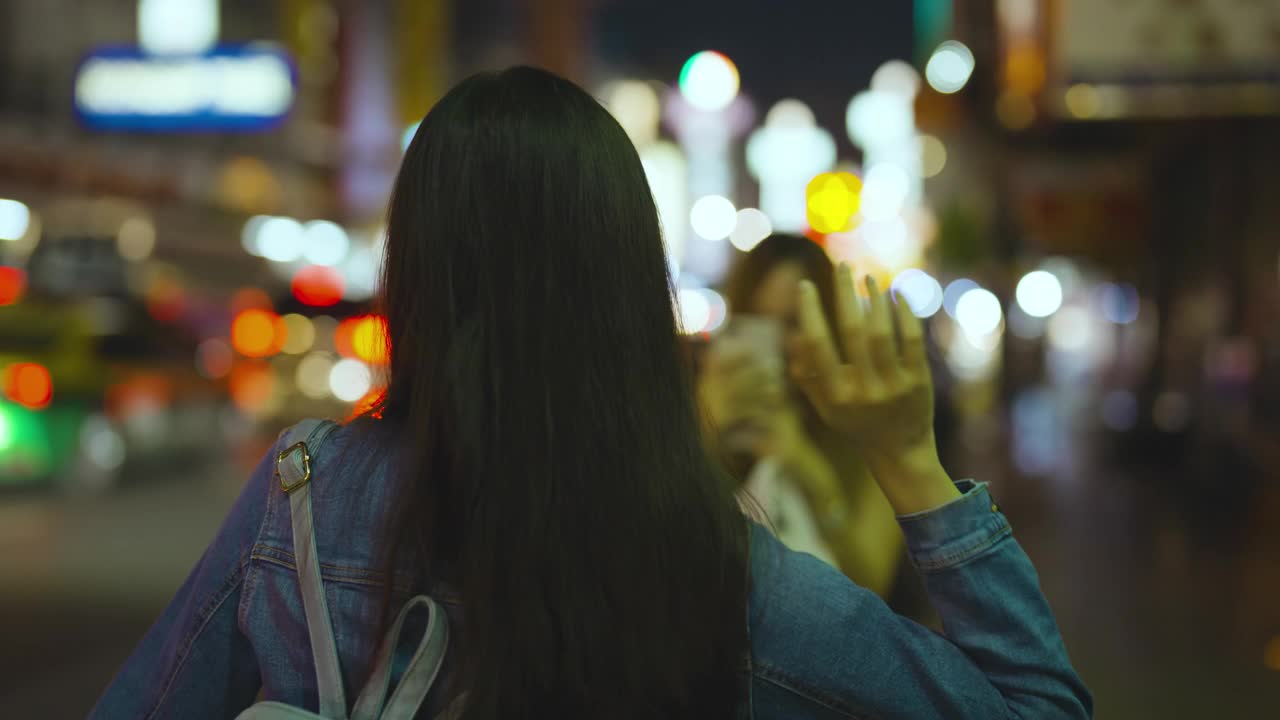 两名美丽的游客在瑶瓦路自拍夜市视频素材