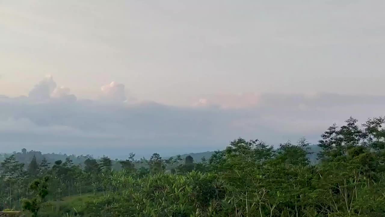 塞梅鲁山和山谷晴朗明亮的天空视频下载