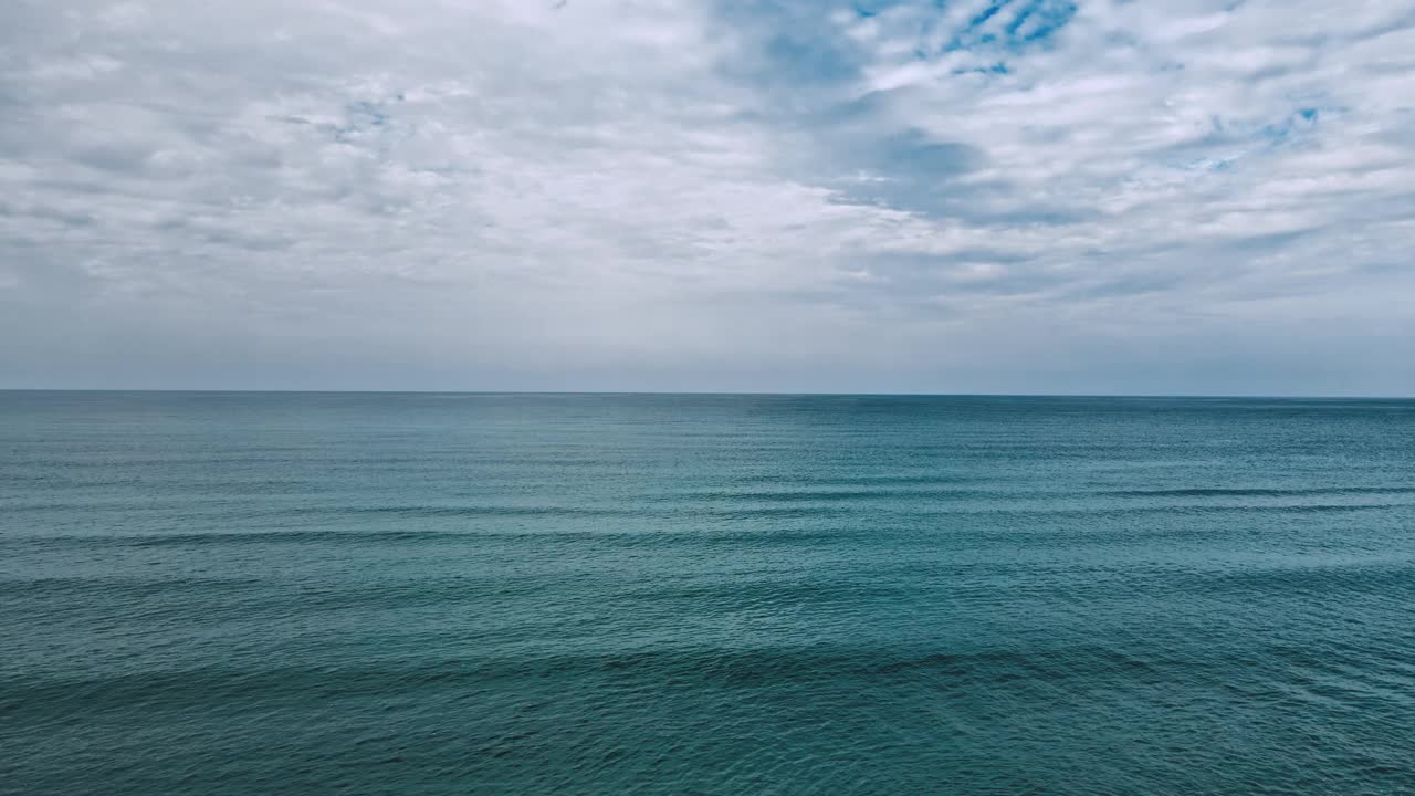 穿越布莱顿海滩平静水域的远距离拍摄，视频素材