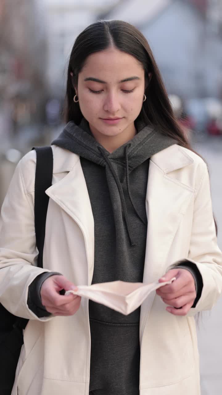 一个混血儿女人戴着面具的肖像视频素材