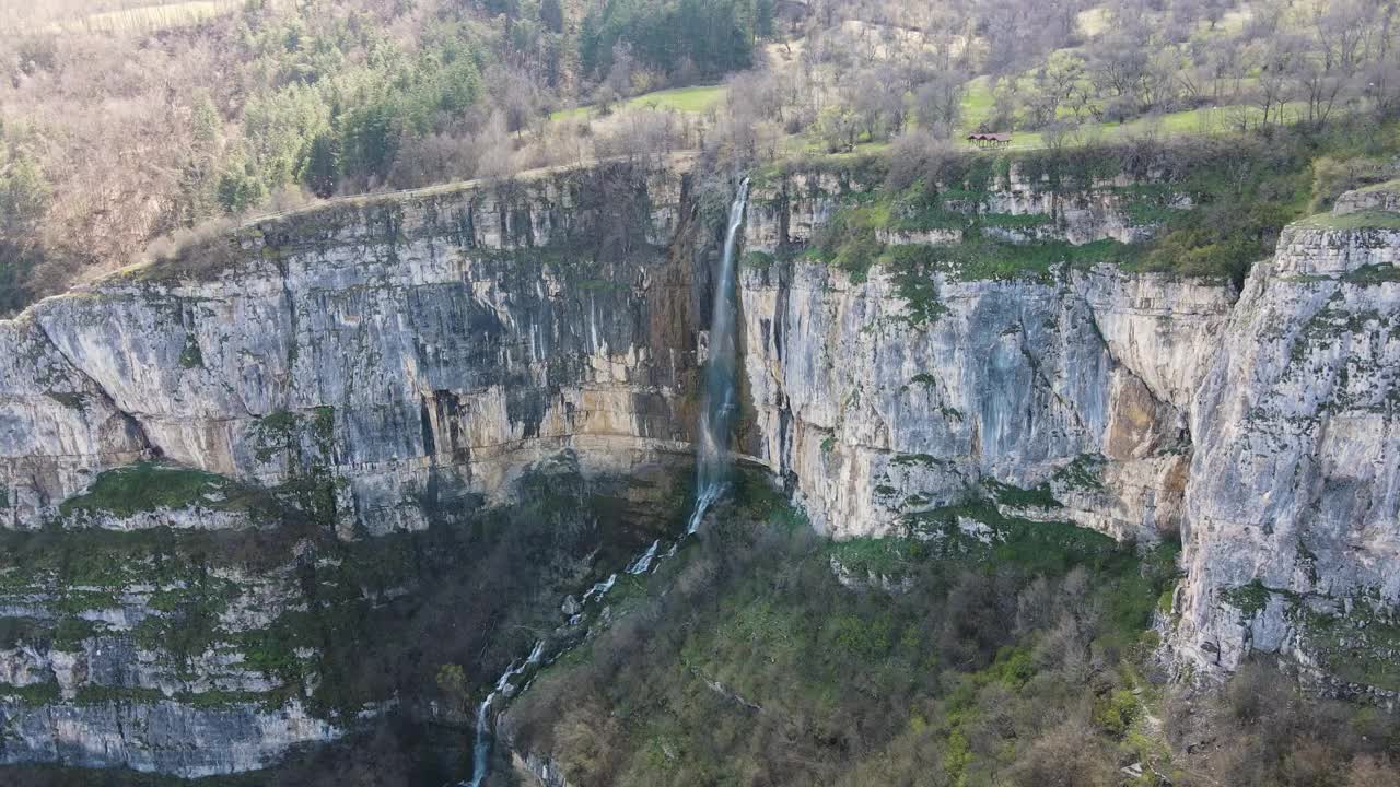 保加利亚巴尔干山脉Zasele村附近的Skaklya瀑布视频素材