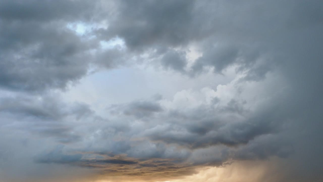 完整的框架风暴云和雨在天空中日落。视频素材