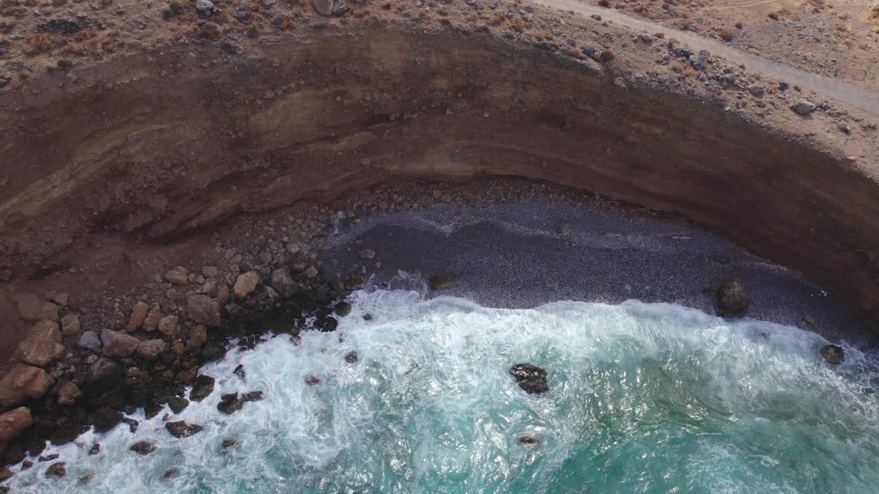 鸟瞰图。大气海景与山脉和岩石。巨浪冲击着海岸视频素材