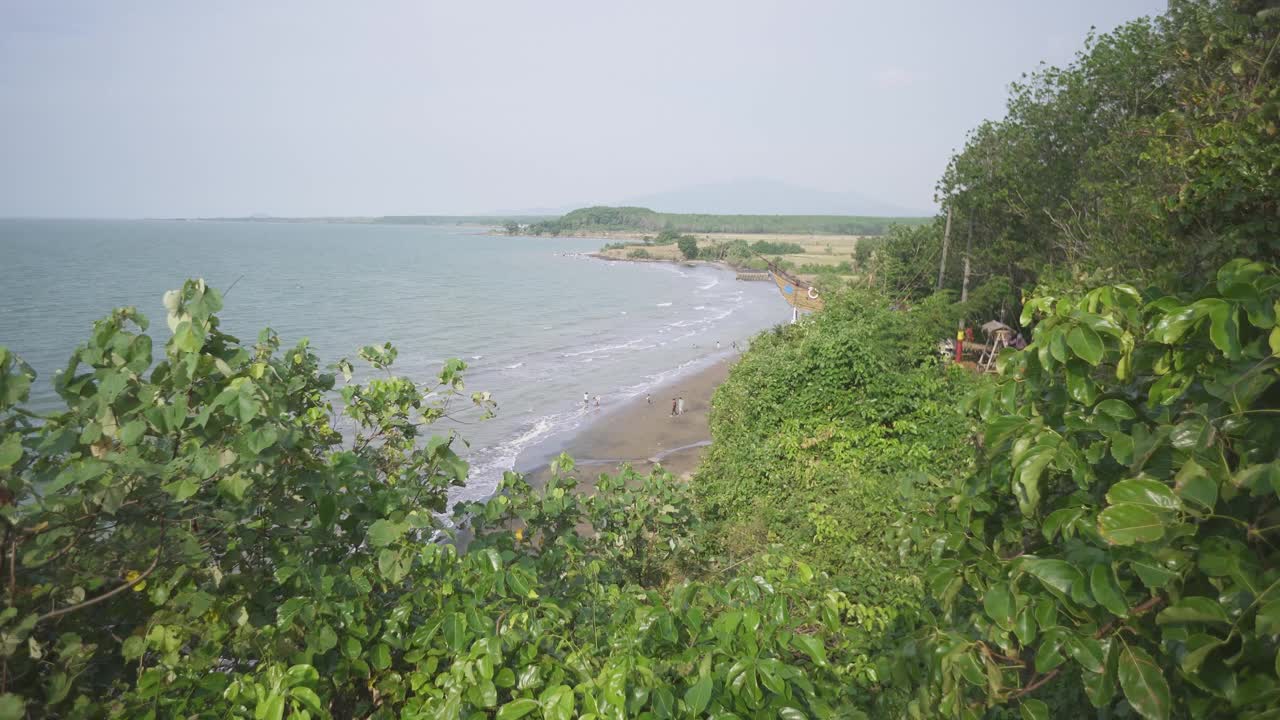 夏天的时候，海景与蓝天为伴视频素材