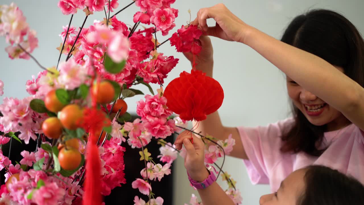 母亲和女儿装饰客厅庆祝中国新年视频素材