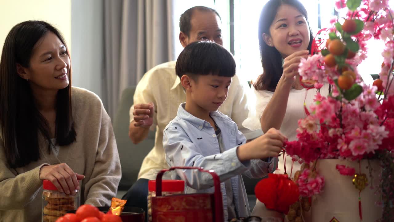 亚洲华人家庭装饰客厅为中国新年家庭团聚视频素材