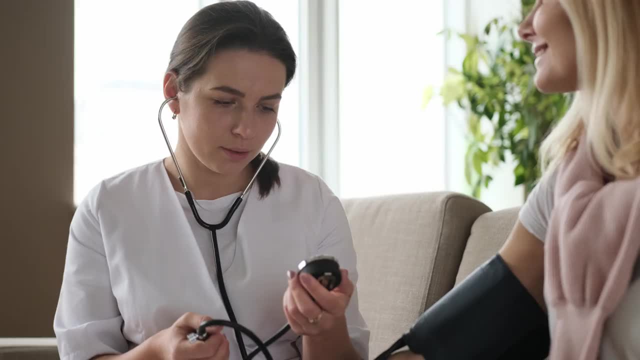 护士在家为一位老年妇女病人测量血压视频素材