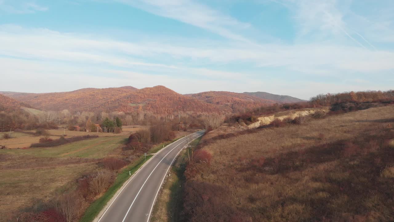 汽车在公路上行驶视频素材