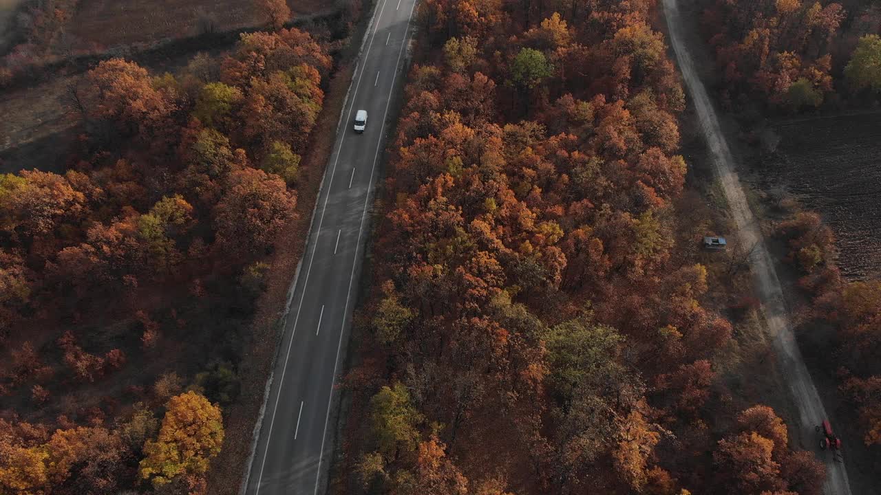 汽车在公路上行驶视频素材